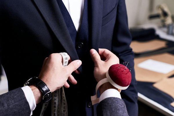 S'habiller avec distinction : Les secrets des costumes sur mesure à Paris