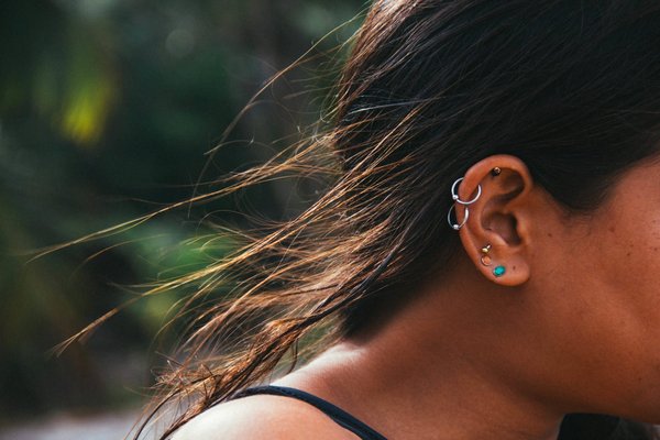 Quels soins sont nécessaires pour un piercing à l'oreille sans complications ?
